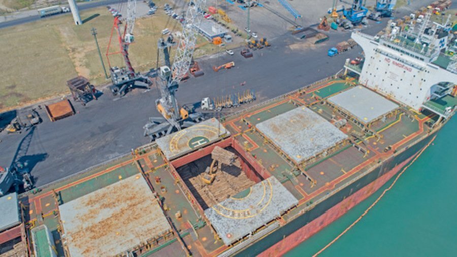 Porto de Imbituba realiza maior embarque de madeiras do país