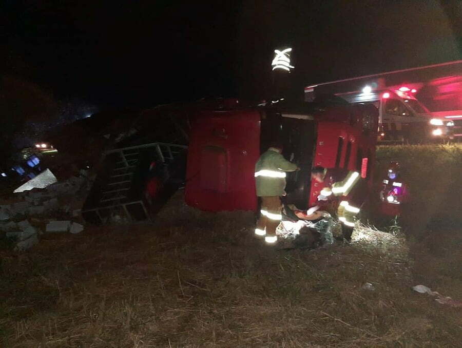 Motorista fica ferido após carreta sair da pista e tombar na BR-101 (1)