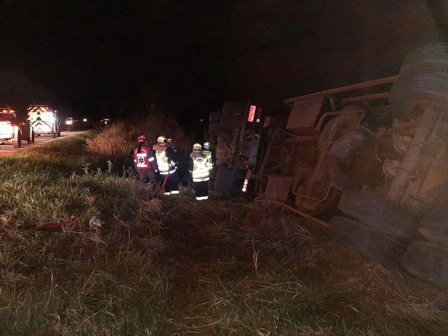 Motorista fica ferido após carreta sair da pista e tombar na BR-101 (1)