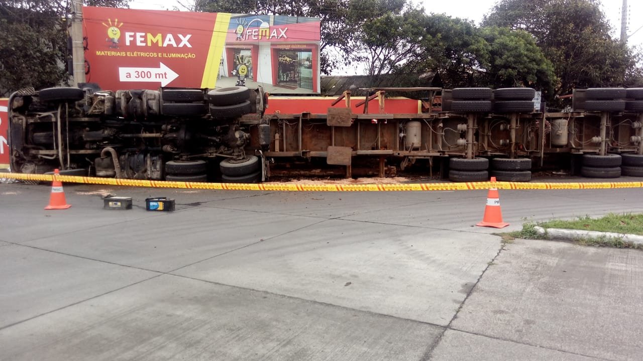 Motorista fica ferido após carreta carregada toras de madeira