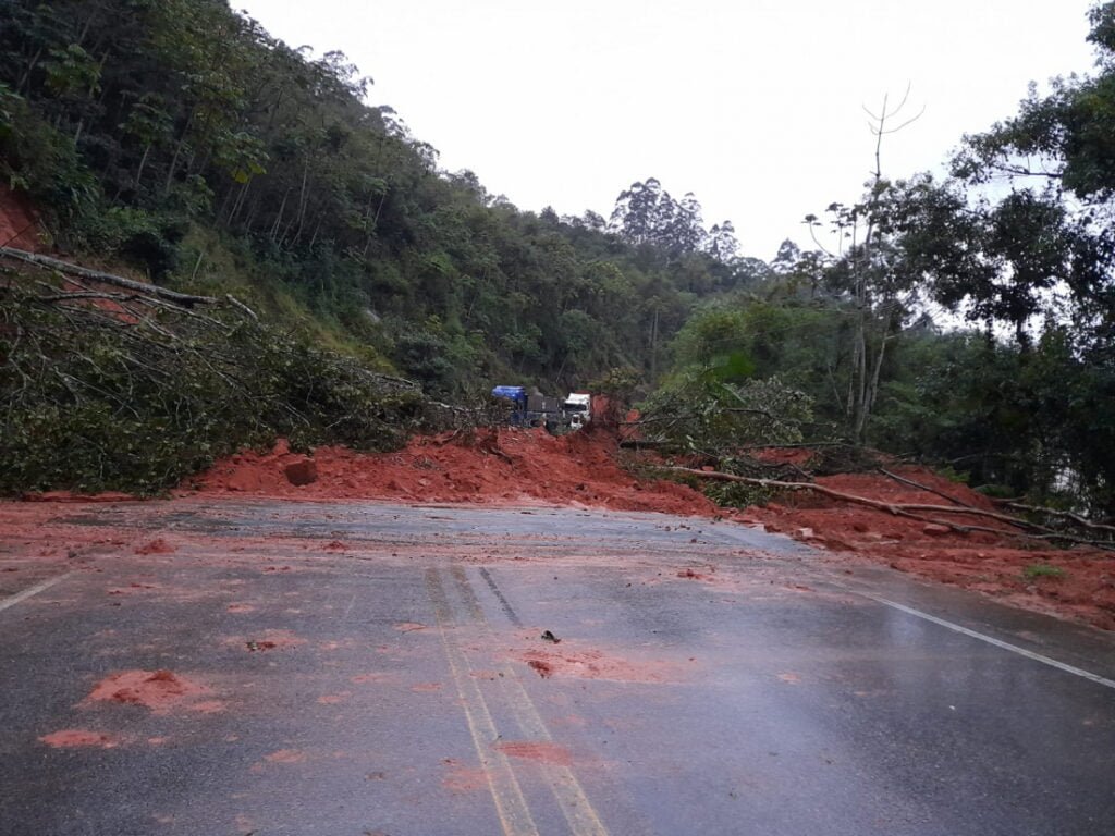 Queda de barreira foi registrada na SC-390, rodovia que liga Orleans a Pedras Grandes