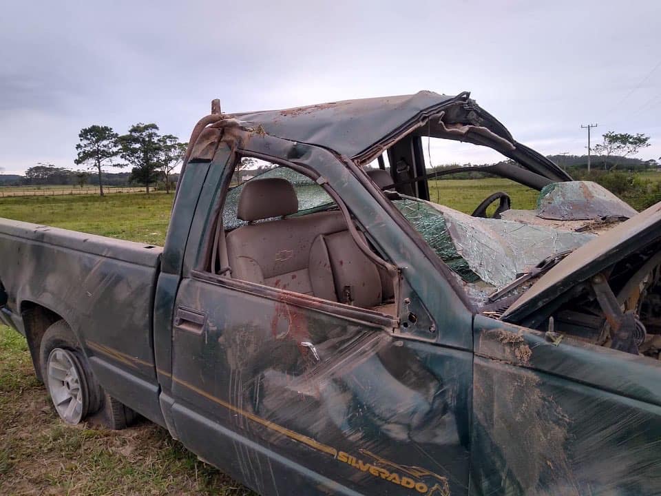 Motorista morre após colidir com o carro contra cerca e ser arremessado para fora