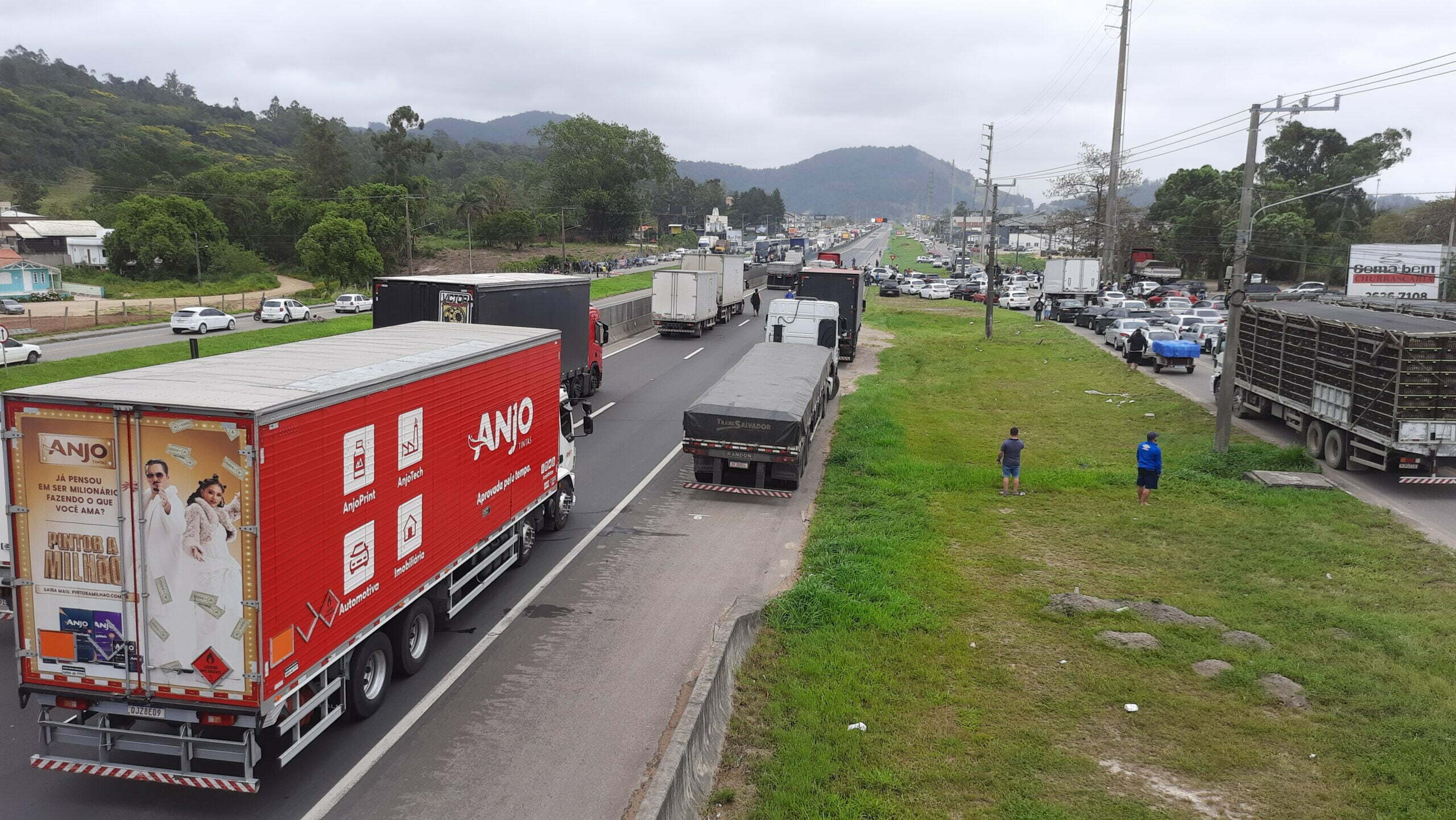 manifestantes bloqueiam Br-101 em Tubarão