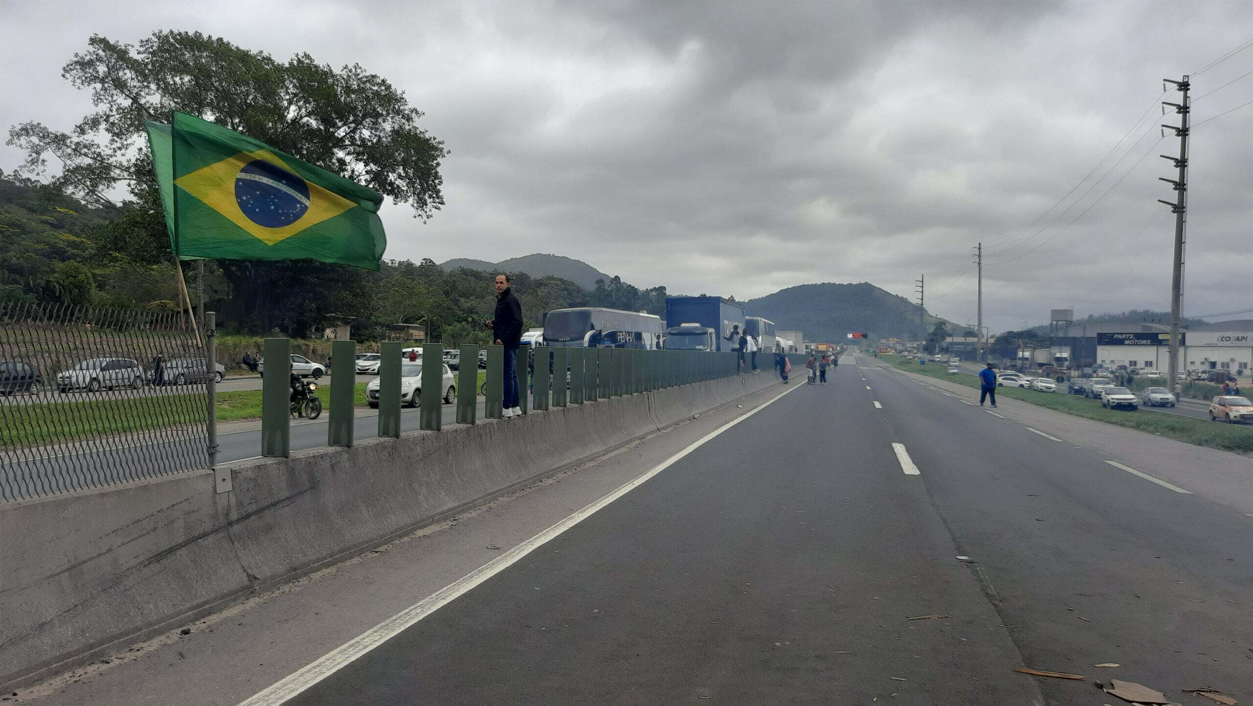 manifestantes bloqueiam Br-101 em Tubarão