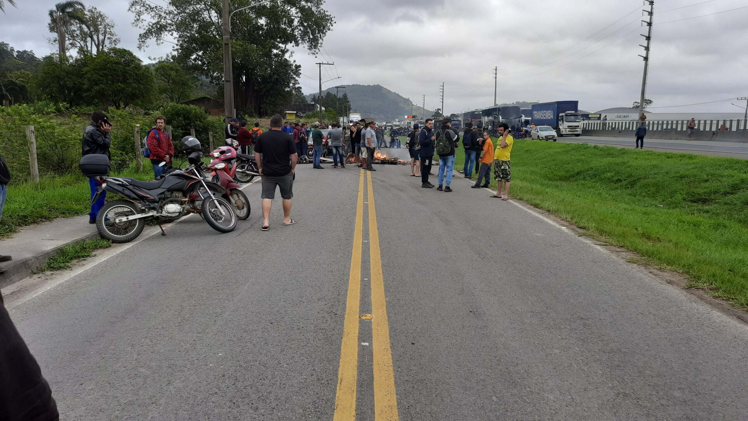 manifestantes bloqueiam Br-101 em Tubarão
