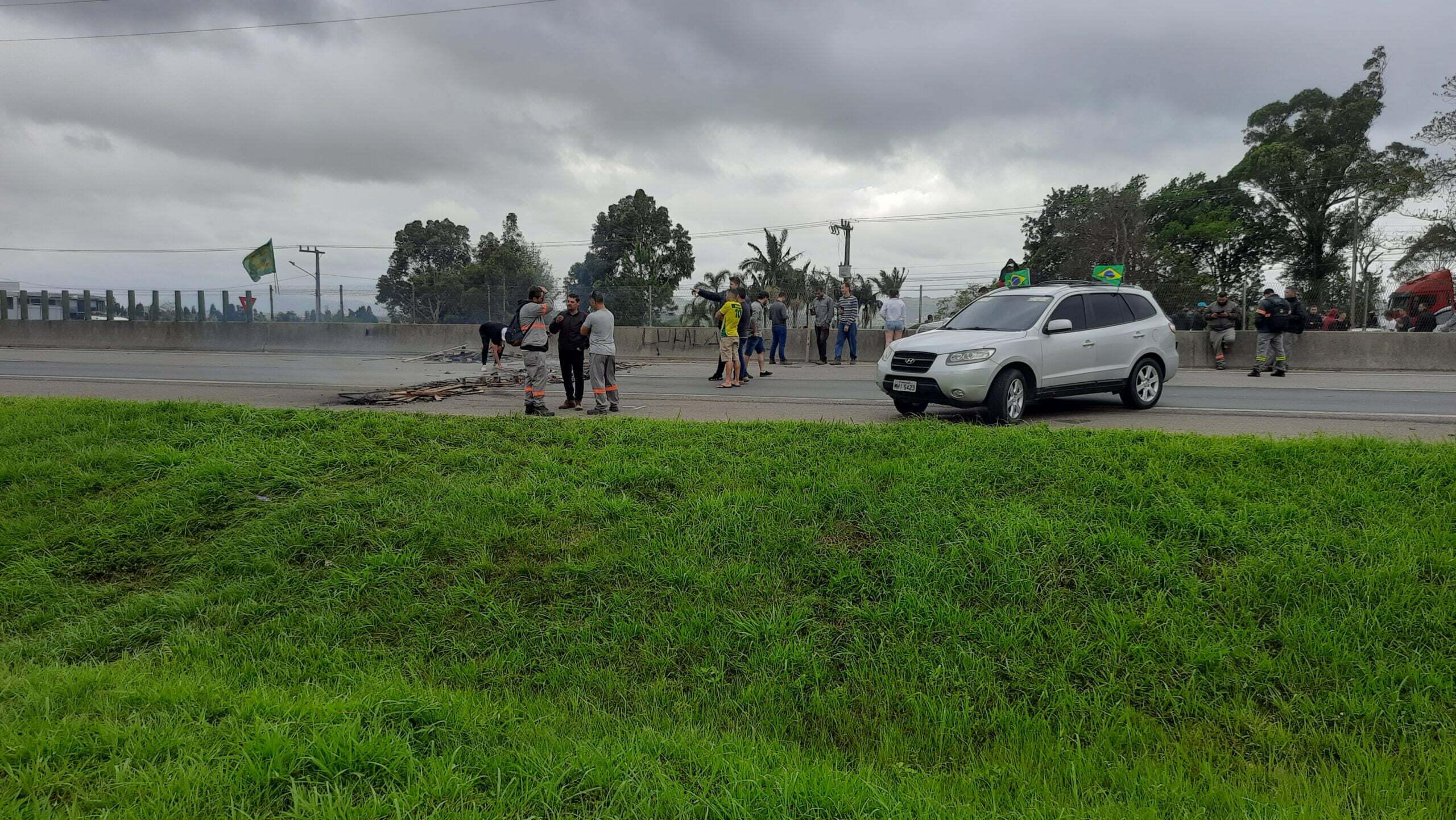 manifestantes bloqueiam Br-101 em Tubarão