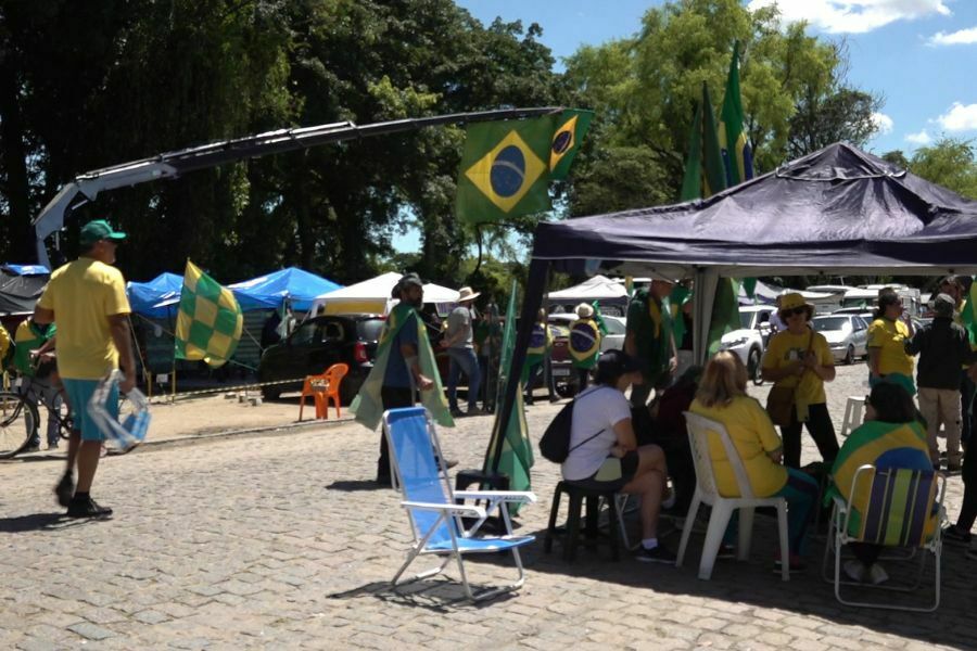Manifestantes completam uma semana em frente ao quartel pedindo por intervenção federal, em Tubarão