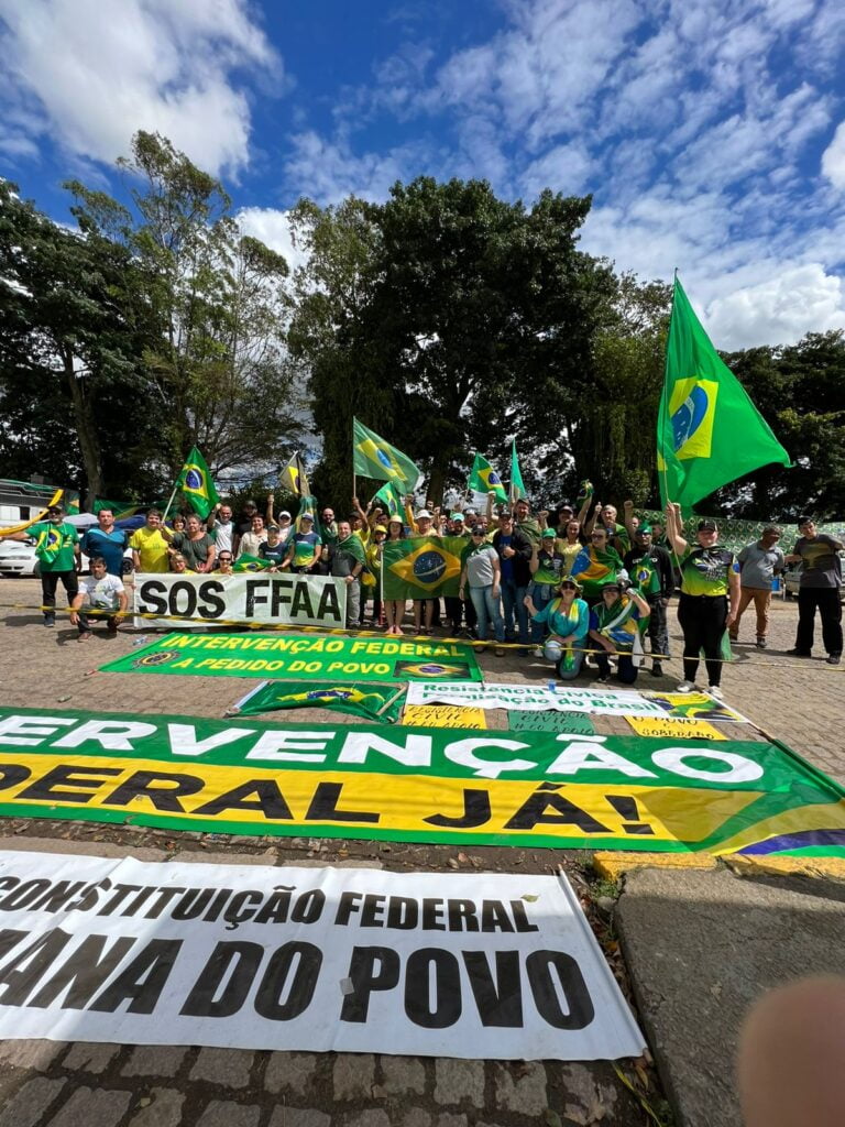 Manifestantes seguem em frente ao Exército de Tubarão pedindo intervenção federal
