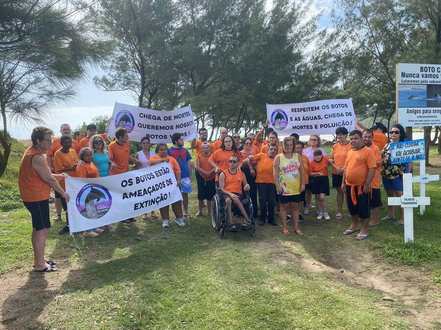 Alunos da Apae de Laguna fazem ato pela preservação dos botos