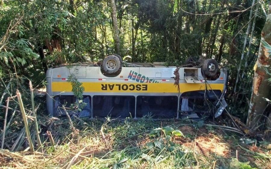 Acidente van escolar deixa 13 crianças feridas no Vale do Itajaí