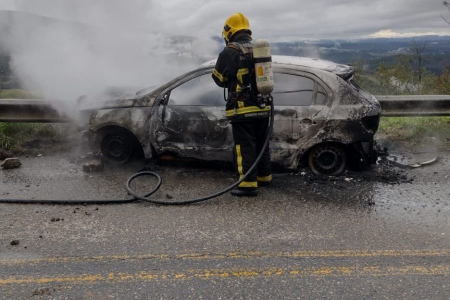 Carro Pega Fogo Ap S Colidir Barreira De Prote O Unitv