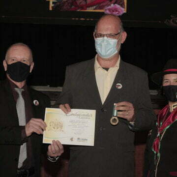 Diretor-geral da Unisul TV, Ildo Silva da Silva, recebe título de Embaixador de Laguna