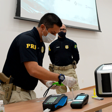 PRF testa equipamento que detecta uso de drogas PRF testa equipamento que detecta uso de drogas