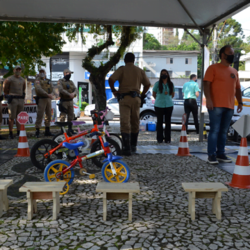 Escolinha do Trânsito é atração na Praça Walter Zumblick, em Tubarão