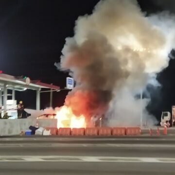 Caminhonete pega fogo na praça de pedágio da BR-101, em Tubarão