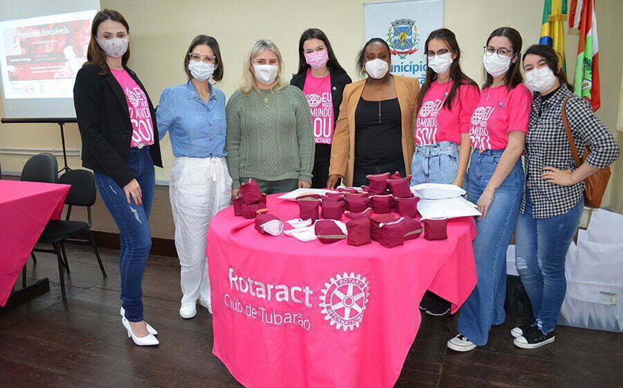 Rotaract Clube faz doação de absorventes menstruais a mulheres carentes