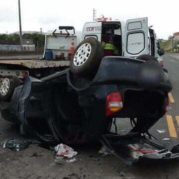 Capotamento deixa cinco pessoas feridas na BR-101, em Jaguaruna