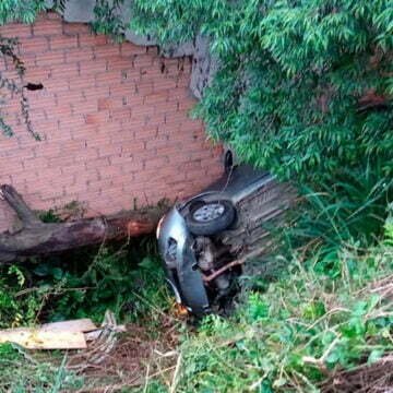 Motorista fica ferido depois de carro capotar e cair em ribanceira em Braço do Norte