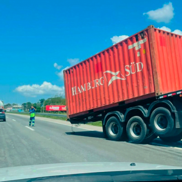 Carroceria de caminhão bitrem se solta na BR-101 em Imbituba