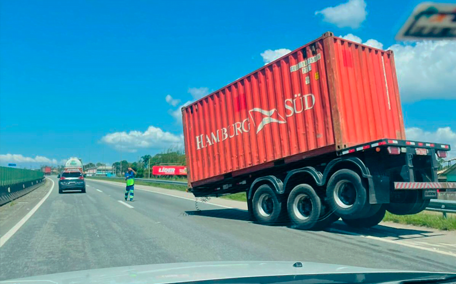 Carroceria de caminhão bitrem se solta na BR-101 em Imbituba