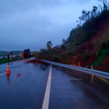 Trecho da BR-101 é interditado após desmoronamento de barreira