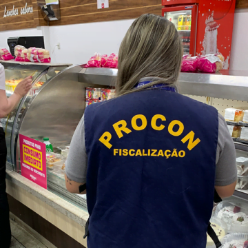 Procon de Tubarão apreende alimentos impróprios para consumo
