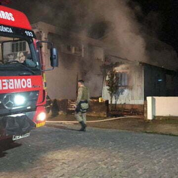 Casa é destruída por incêndio em Capivari de Baixo