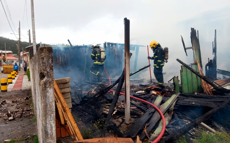 Casa fica destruída após incêndio em Laguna