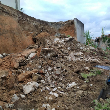 Queda de muro de contenção atinge casa no Morro da Caixa, em Tubarão Queda de muro de contenção atinge casa no Morro da Caixa, em Tubarão