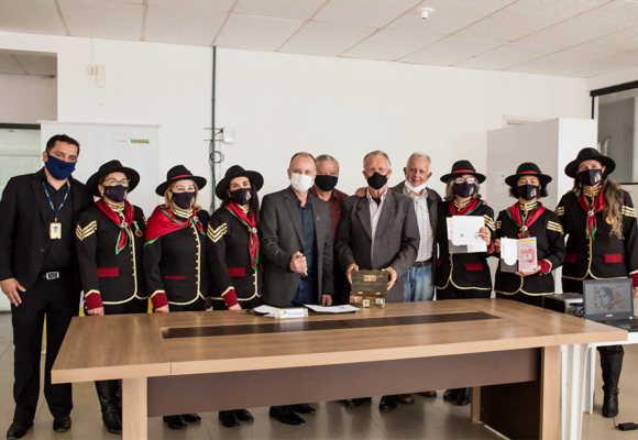 Selos postais em comemoração ao bicentenário de Anita Garibaldi são lançados em Laguna