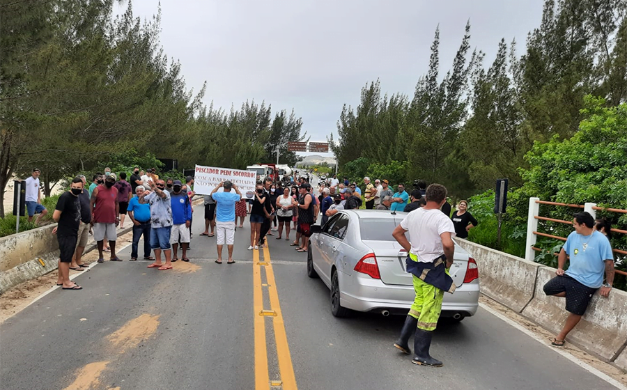 Durante seis horas, manifestação de pescadores pede solução para a Barra do Camacho