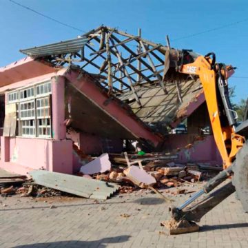 Antigo quiosque é demolido na Praça Seival, em Laguna Antigo quiosque é demolido na Praça Seival, em Laguna