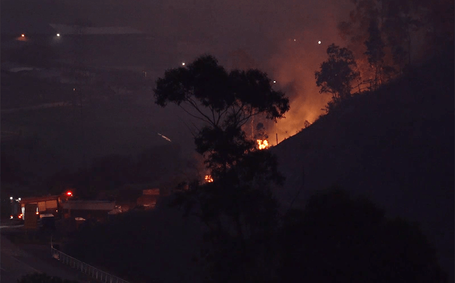Incêndio em vegetação atinge o Morro do Formigão, em Tubarão