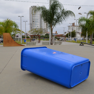 Lixeiras da Praça do Avião, em Tubarão, são alvo de furto e vandalismo Lixeiras da Praça do Avião, em Tubarão, são alvo de furto e vandalismo