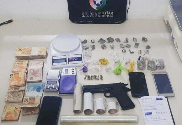 Operação apreende drogas, armas e munições em Jaguaruna; três homens são presos