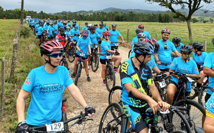 Cerca de 160 pessoas participam de passeio ciclístico em alusão ao Novembro Azul, em Jaguaruna