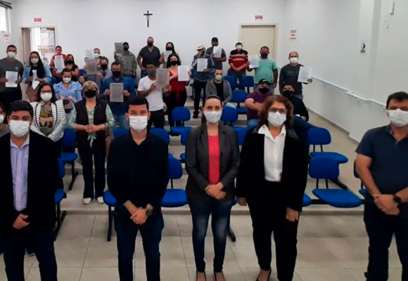 Famílias de Gravatal recebem matrículas de imóveis