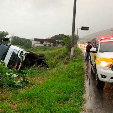 Caminhão sai da pista e tomba na SC-370, em Gravatal