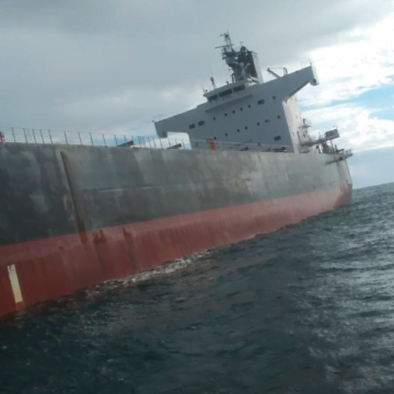 Marinheiro filipino perde parte do dedo em acidente e é socorrido pelos bombeiros de Imbituba