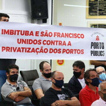 Empresários e moradores se manifestam contra privatização do Porto de Imbituba Empresários e moradores se manifestam contra privatização do Porto de Imbituba