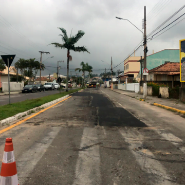 Asfalto da avenida Pedro Zapeline, em Tubarão, passa por reparos Asfalto da avenida Pedro Zapeline, em Tubarão, passa por reparos