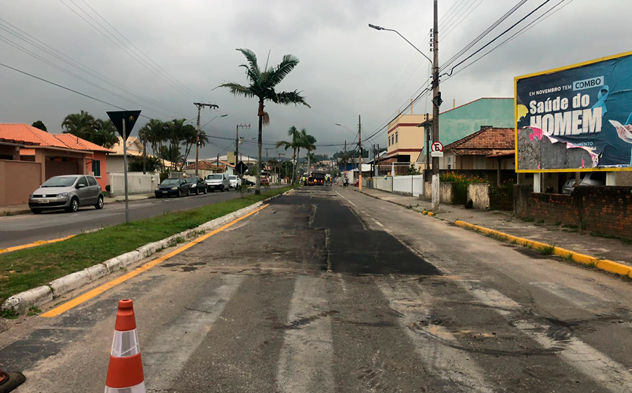 Asfalto da avenida Pedro Zapeline, em Tubarão, passa por reparos