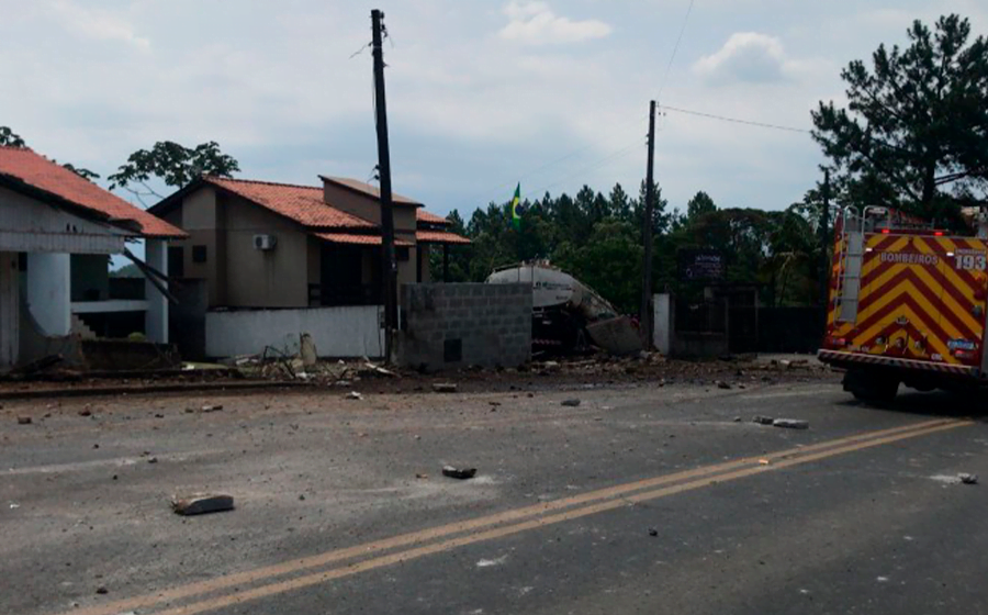Caminhoneiro morre após invadir quatro casas na SC-445, em Siderópolis