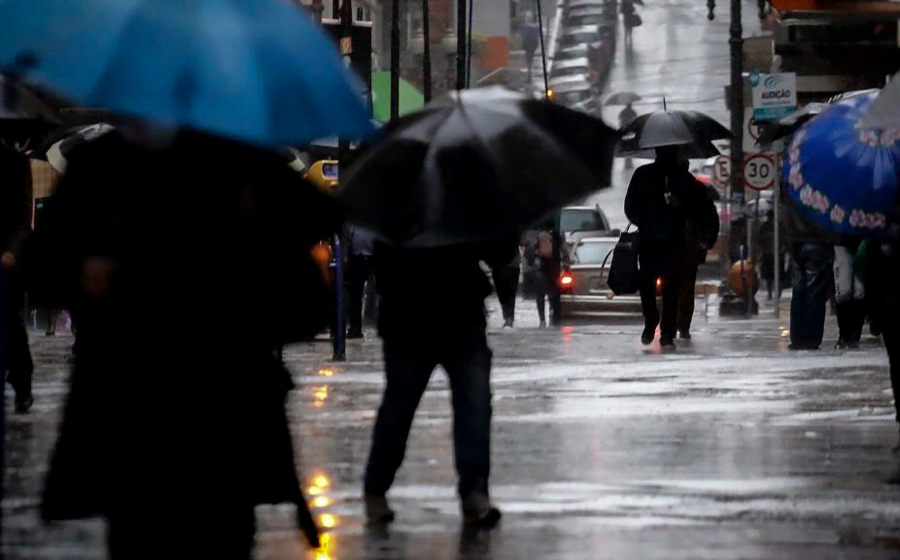 Trabalho estratégico para escoamento de água da chuva é feito em Tubarão