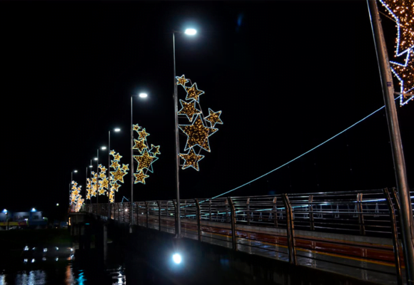 Reparos na iluminação de Natal na passarela de Tubarão serão feitos assim que condições climáticas permitirem