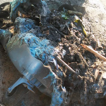 Lixeira é vandalizada no Centro de Tubarão Lixeira é vandalizada no Centro de Tubarão