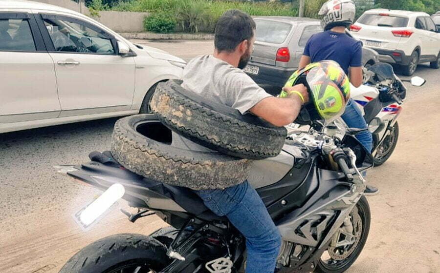 Motociclista é multado após ser flagrado transportando pneus de forma irregular em Laguna