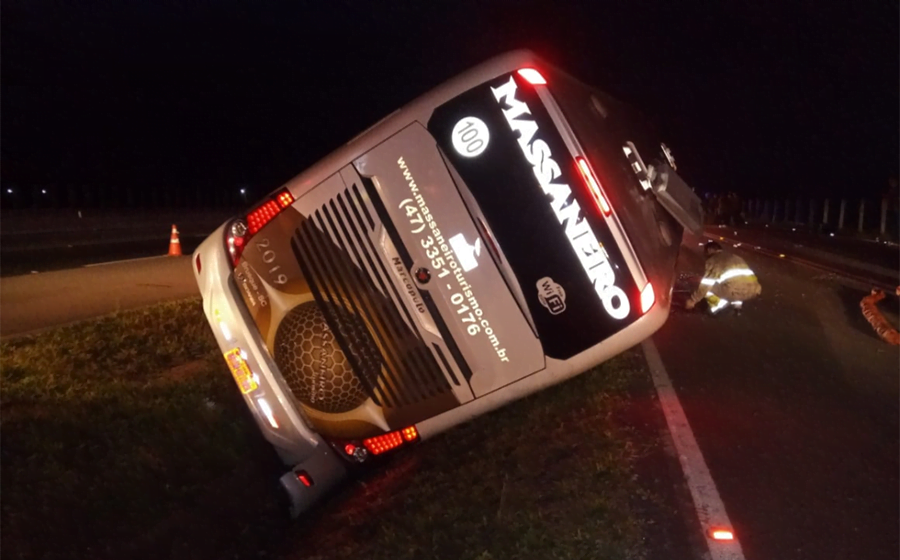 Ônibus de turismo tomba na BR-101 e deixa criança e mulheres feridas