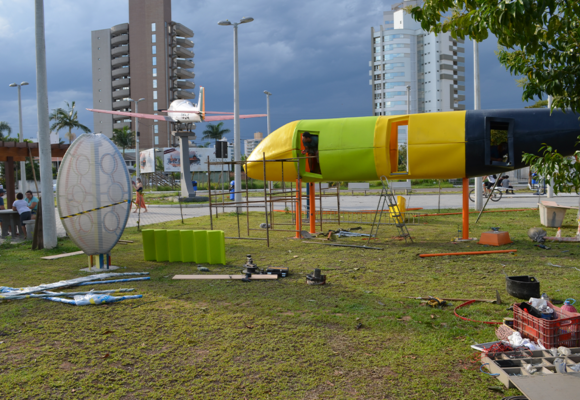 Praça do Avião, em Tubarão, ganha parque infantil com réplica de aeronave