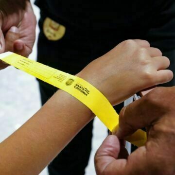 Polícia Civil distribui pulseiras de identificação para evitar desaparecimento de crianças na praia